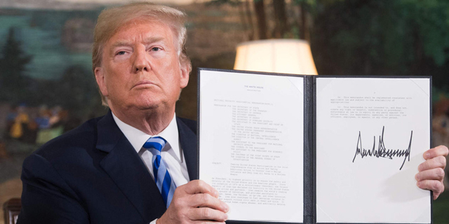 נשיא ארה"ב דונלד טראמפ חותם על צו נשיאותי ליציאה מהסכם הגרעין שלשום