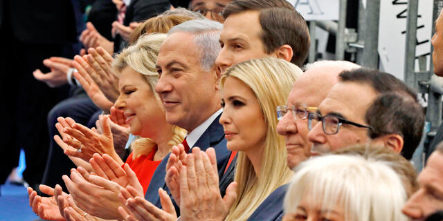 נתניהו משמאל עם בני הזוג איוונקה טראמפ ו ג'ארד קושנר טקס ב שגרירות ארה"ב ב ירושלים