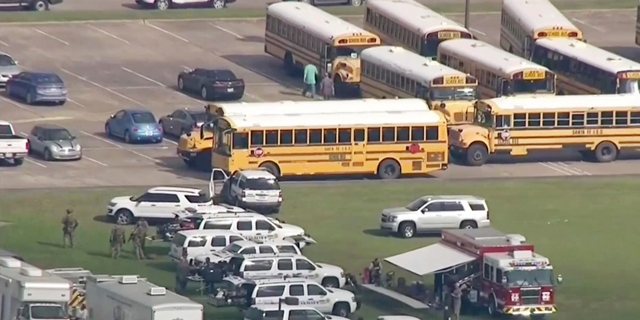בית ספר ב עיר סנטה פה טקסס ארה"ב ירי הרוגים 2