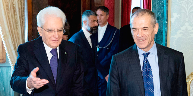 מימין קרלו קוטארלי ו נשיא איטליה סרג'יו מטארלה