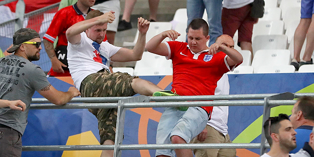 אוהד רוסי חוליגן בועט ב אוהד נבחרת אנגליה חוליגניזם אלימות ב מגרשי כדורגל מונדיאל 2018 יורו 2016