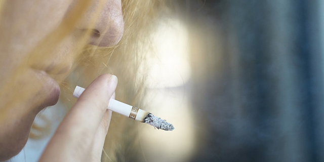 אישה מעשנת סיגריה זירת הבריאות