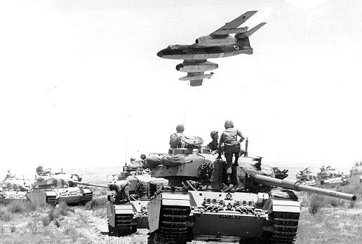 מטוס ווטור ישראלי חולף מעל שיירת שריון במלחמת ששת הימים, צילום: iaf.org.il
