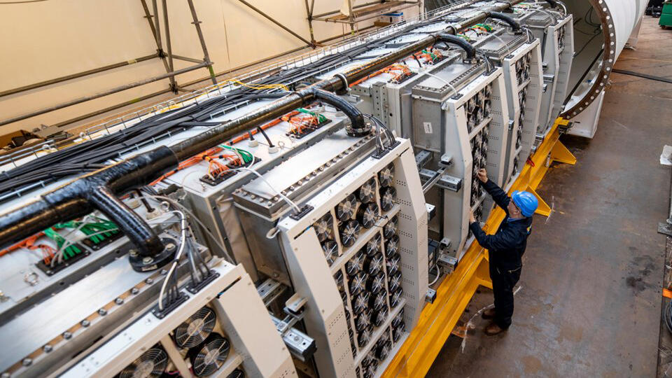 חוות שרתים (צילום: Business Insider) מיקרוסופט חוות שרתים דאטה סנטר