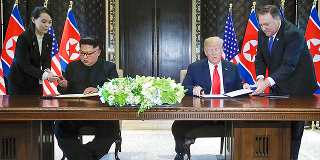 דונלד טראמפ ו קים ג'ונג און חתימה חותמים הסכם