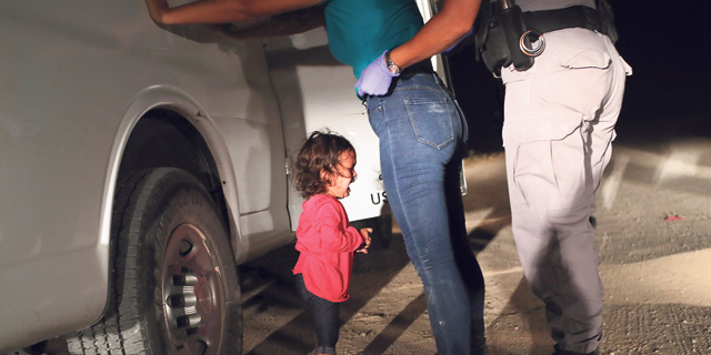 מוסף שבועי 21.6.18 ילד אסור פעוטה מהונדורס בוכה בעת ששוטר גבול עוצר את אמה גבול ארה"ב מקסיקו