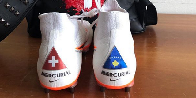 נעליים של שרדן שאקירי עם דגל שווייץ וקוסובו