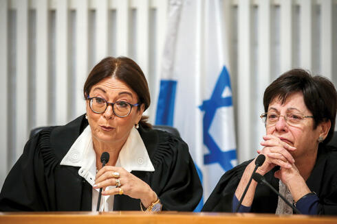 מימין: נשיאת ביהמ"ש העליון לשעבר מרים נאור והנשיאה הנוכחית אסתר חיות, צילום: אורן בן חקון