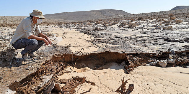 פקח שמורות הטבע דוגם את עקבות נזקי ה חומצה ב נחל אשלים אחרי האסון האקולוגי מפעל רותם אמפרט כיל