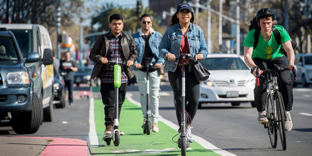 אנשים רוכבים על קורקינטים חשמליים של Bird ו־Lime ב סן פרנסיסקו