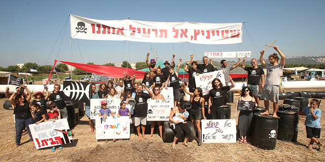 מוסף שבועי 12.7.18 רוטשילד על החוף מאהל מחאה נגד בניית אסדת הגז בחוף דור