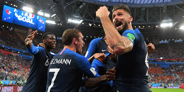 שחקני נבחרת צרפת חוגגים את הגול שהעלה אותם לגמר.