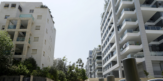 מימין בניינים של רחוב ה שדות רמת ה שרון משמאל  בניינים של רחוב אלכסנדר פן תל אביב