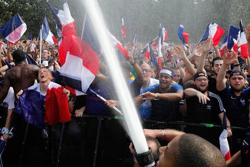 אוהדי נבחרת צרפת חוגגים את הניצחון במונדיאל 2018, צילום: איי פי