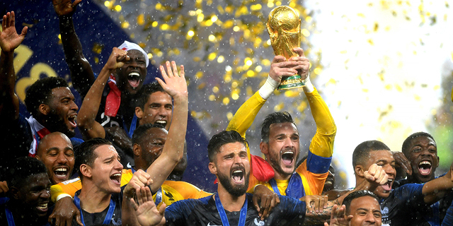 שחקני נבחרת צרפת חוגגים עם ה גביע ניצחון מונדיאל 2018