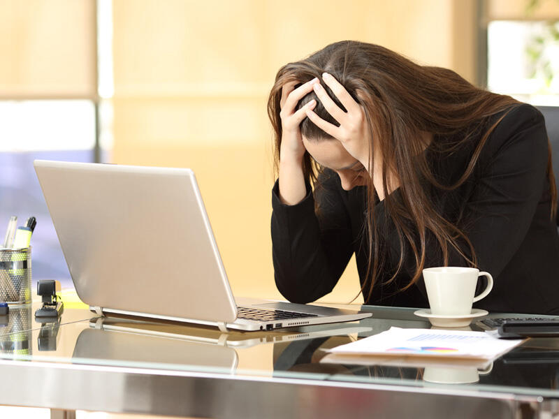 מחשב אישה מתוסכלת