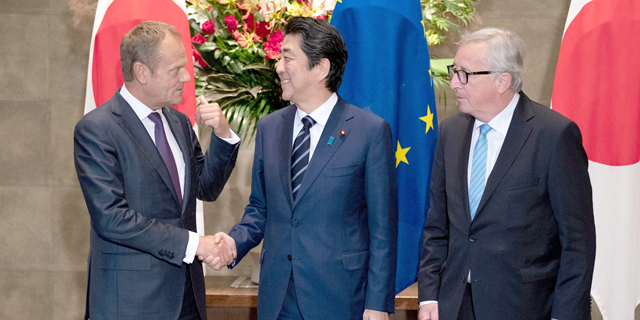 נשיא ה נציבות ה אירופית יונקר ר"מ יפן אבה ו נשיא המועצה האירופית טוסק