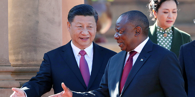 מימין נשיא דרום אפריקה סיריל רמאפוסה ונשיא סין שי ג'ינפינג
