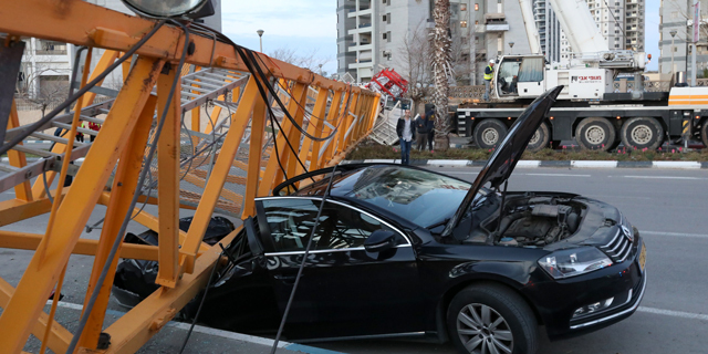 מנוף של חברת אלקטרה שנפל ב בת ים ב צומת ה רחובות הקוממיות והנביאים