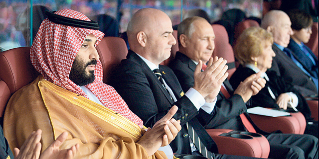 מימין נשיא פיפ"א ג'יאני אינפנטינו נשיא רוסיה ולדימיר פוטין ויורש העצר הסעודי מוחמד בן סלמאן בפתיחת