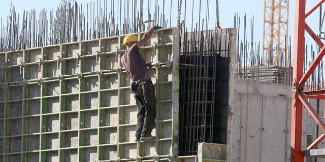 פועל בניין עובד ב גובה רב ללא עיגון ל מקרה נפילה ב אתר בנייה ב ראש העין פנאי
