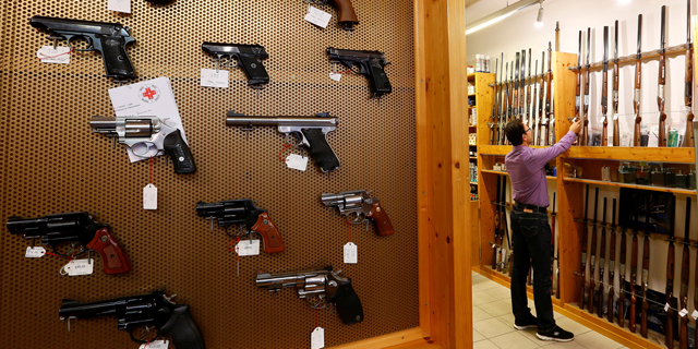 חנות רובים אקדחים