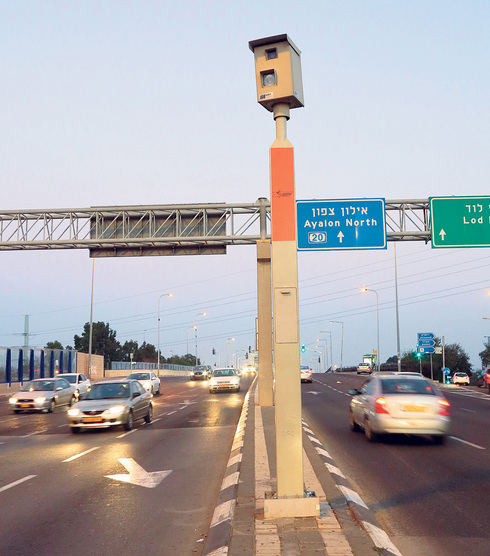 מכמונת מהירות בצומת הולץ בתל אביב , צילום: שאול גולן