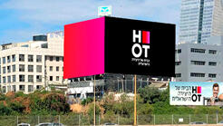 לוגו חדש הוט HOT שלטי חוצות