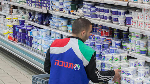 בגלל מצב החירום: הספקים ימשיכו לסדר את מקררי החלב בסופר  
