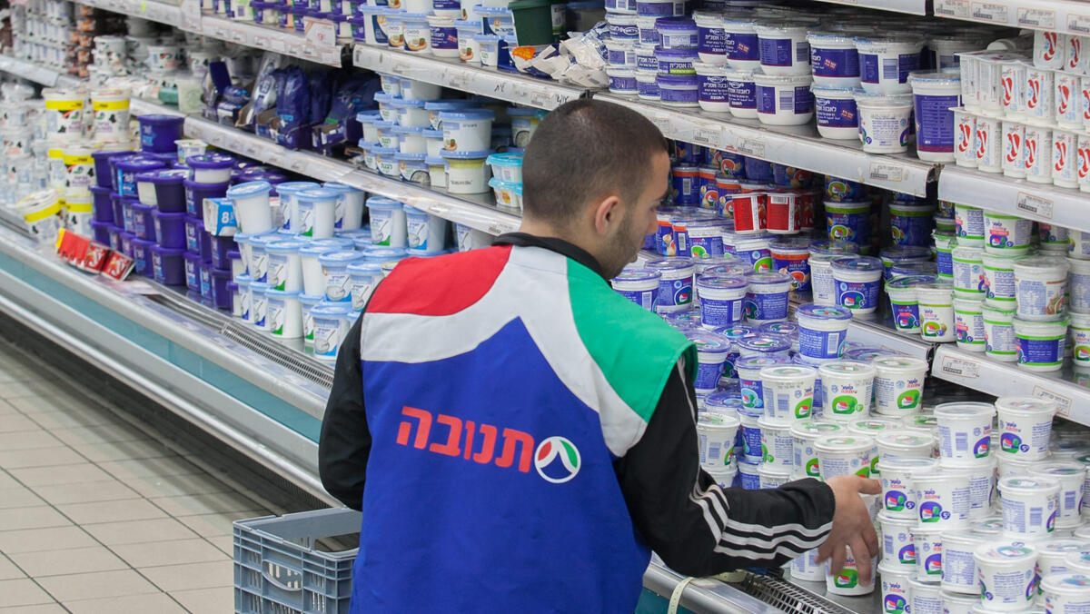 מקרר גבינות גבינה צהובות ו מוצרי חלב חברת תנובה