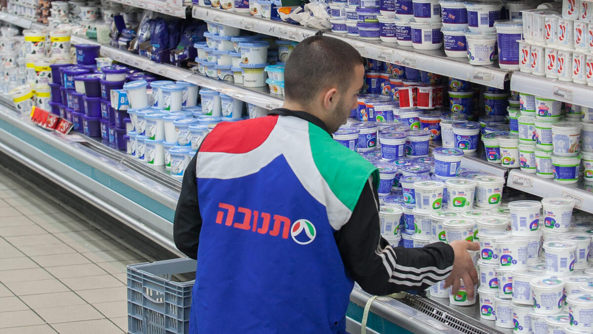 מקרר גבינות גבינה צהובות ו מוצרי חלב חברת תנובה