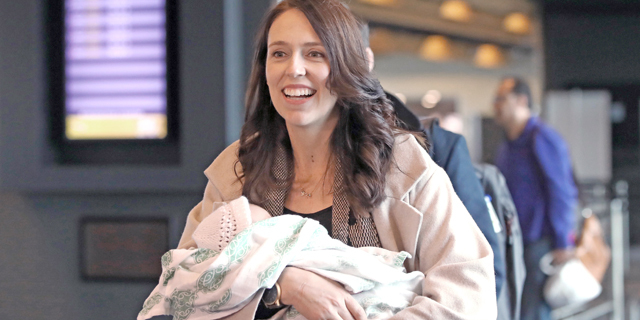 ג'סינדה ארדרן ראש ממשלת ניו זילנד עם התינוקת נב Neve