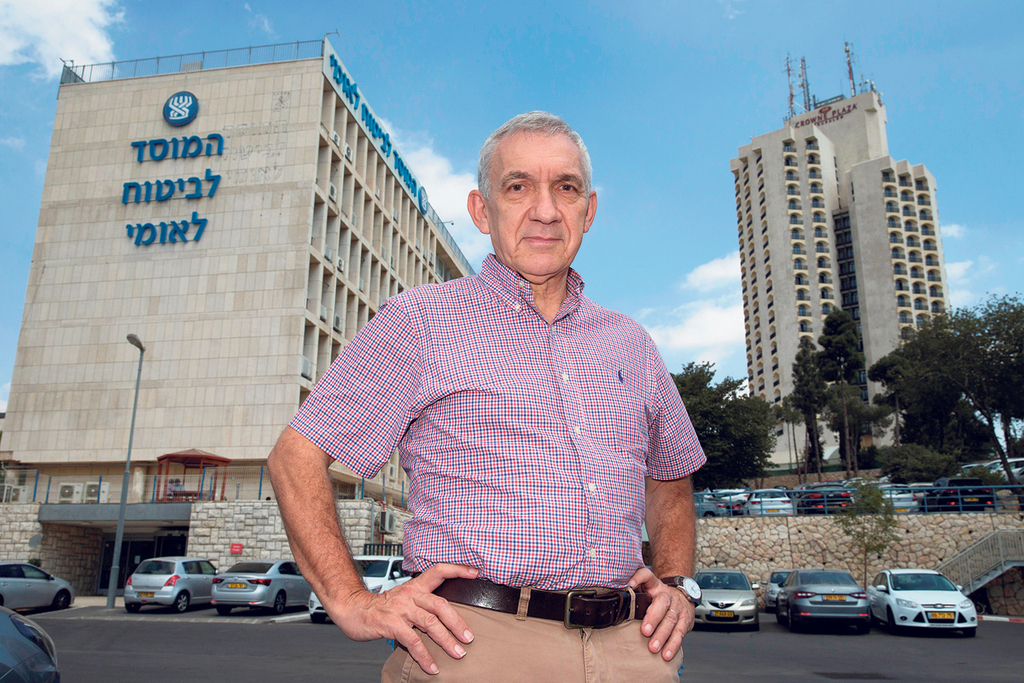 סמנכל הביטוח הלאומי דניאל גוטליב בבניין הביטוח ב ירושלים