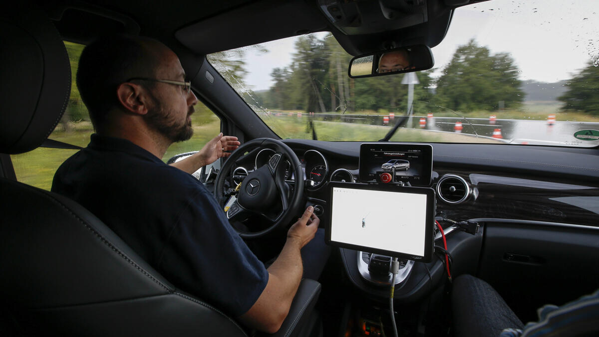נהג עוזב את ההגה ב ניסוי רכב אוטונומי של מרצדס