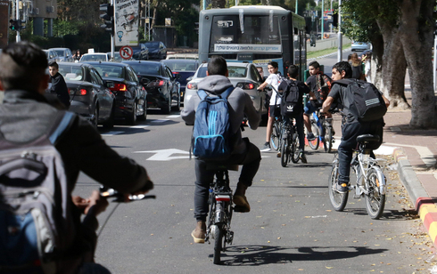 נערים רוכבים על אופניים חשמליים בדרך לבית ספר בפתח תקוה, צילום: שאול גולן