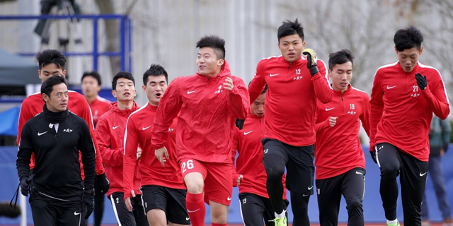 שחקני נבחרת סין בכדורגל מתאמנים כדורגל סיני סינים ב כדורגל