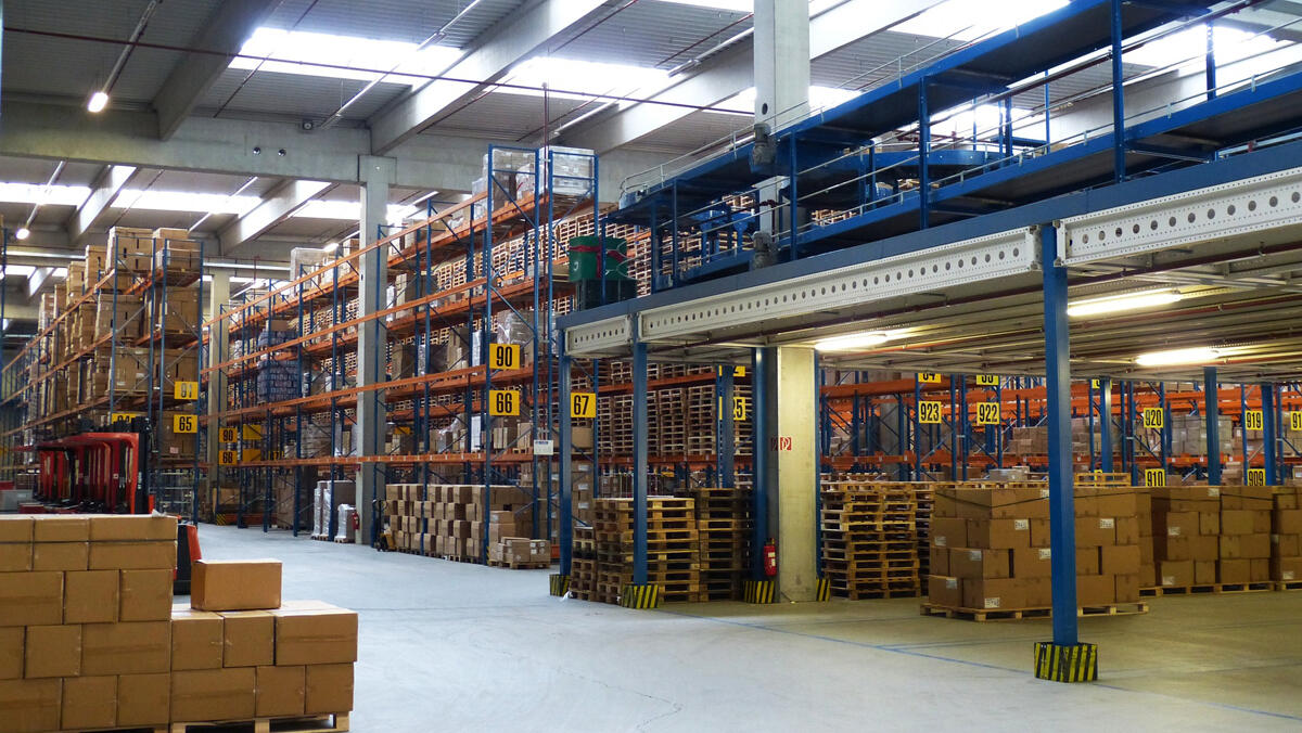 מחסן מרכז לוגיסטי