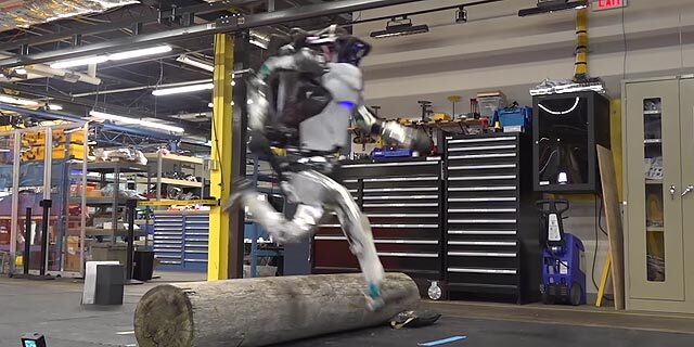 רובוט אטלס של בוסטון דיינמיקס מסלול מכשולים אתגר הנינג'ה