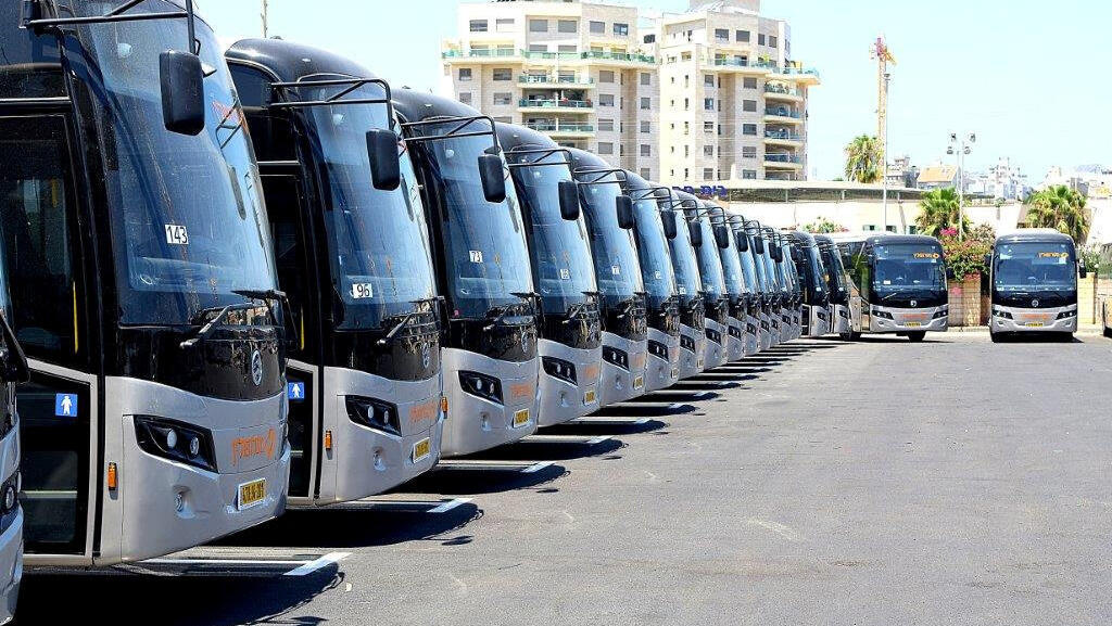 אוטובוסים של חברת מטרופולין תוצרת גולדן דרגון סין סינית הראשונים ש מונעים באמצעות גז