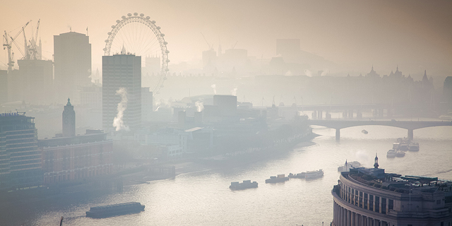 זיהום אוויר ערפיח מכסה את לונדון