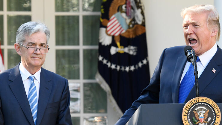 מימין נשיא ארה"ב דונלד טראמפ ו נגיד הפד ג'רום פאוול