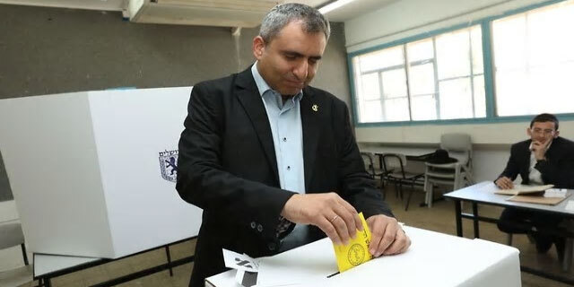 זאב אלקין מועמד ל עיריית ירושלים מצביע ב קלפי בחירות לרשויות המקומיות 30.10.18
