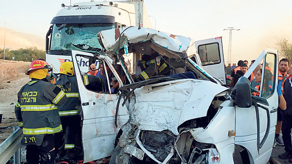 תאונת דרכים בהתנהגות בין משאית לרכב בכביש 90 סמוך לפצאל 