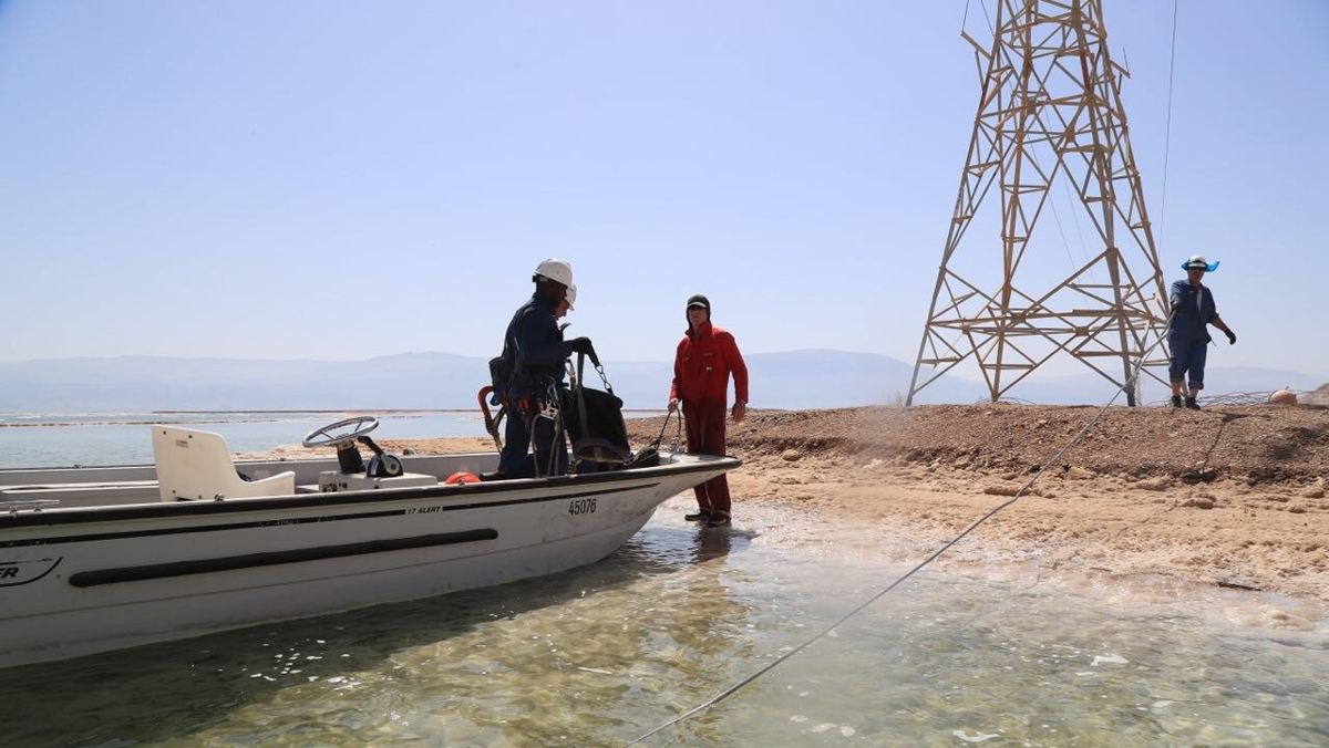 עובדי חברת החשמל במשימה בים המלח