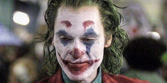 פנאי joaquin phoenix joker metro ג'ואקין פניקס