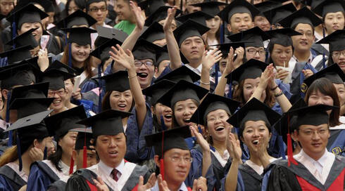 סטודנטים סינים. שינוי במסחר האלקטרוני ובמדיות החברתיות, צילום: Chinasmack
