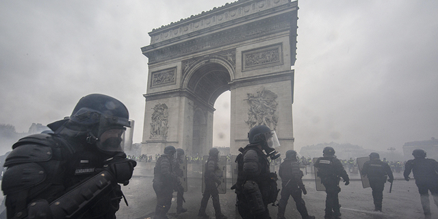 כוחות ביטחון ב שער הניצחון פריז