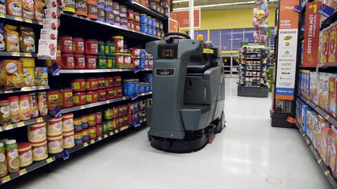 רובוט ניקיון של וולמארט. לא מתלונן על התנאים , צילום: courtesy of Walmart