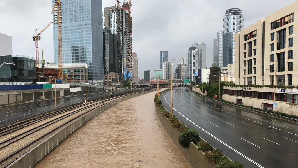 שיטפון באיילון, ארכיון. הרשויות עשויות להידרש לסגירת כבישים וחסימת צירי גישה ליישובים נתיבי איילון גשם סופה חורף שיטפון