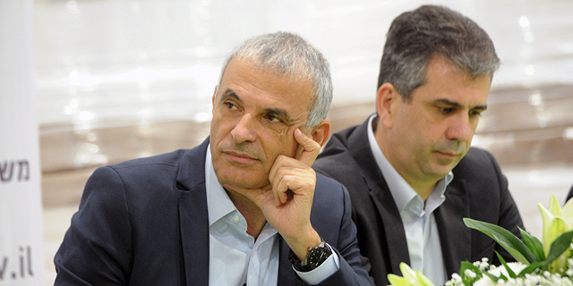 מימין שר הכלכלה  אלי כהן ו שר האוצר משה כחלון